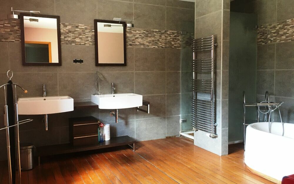 MAISON  185m²   CADRE CHAMPÊTRE : Salle de bains avec baignoire et douche